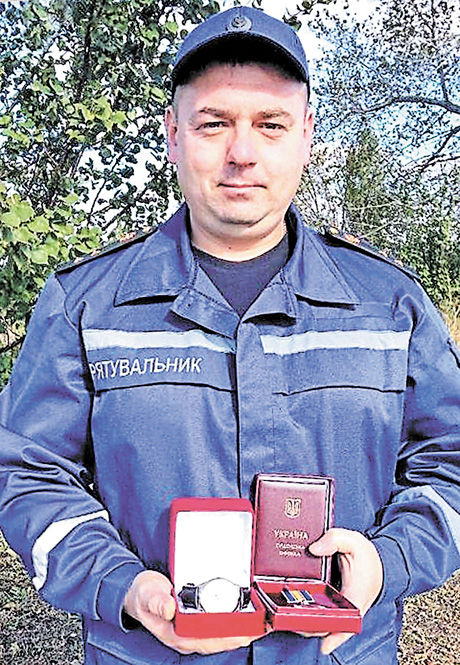 Олег Корговський вважає, що нагорода — заслуга всього підрозділу піротехніків. Фото з сайту ck.dsns.gov.ua